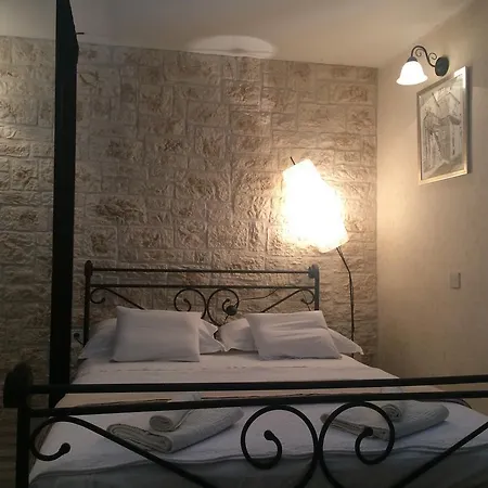 Old Town Apartment *