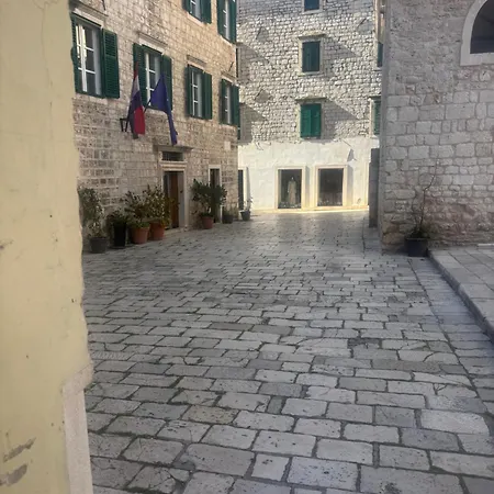 Old Town Apartment *