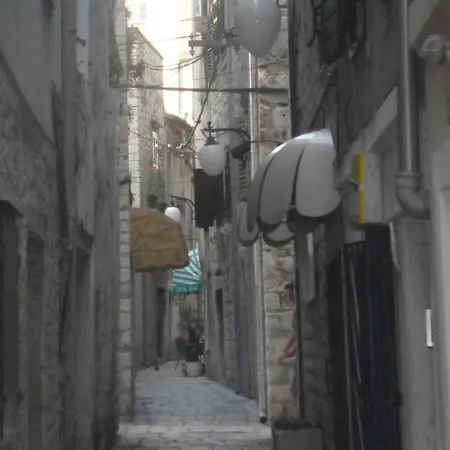 Old Town Apartment *